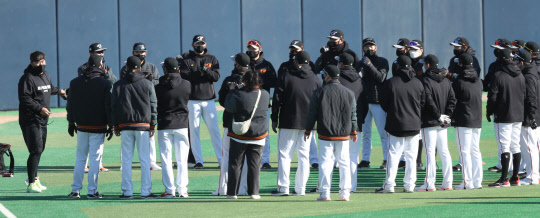 류현진(35·토론토 블루제이스) 선수가 3일 오후 경남 거제시 하청스포츠타운에서 국내 친정팀인 한화 이글스와 훈련에 앞서 인사하고 있다. <거제=연합뉴스>